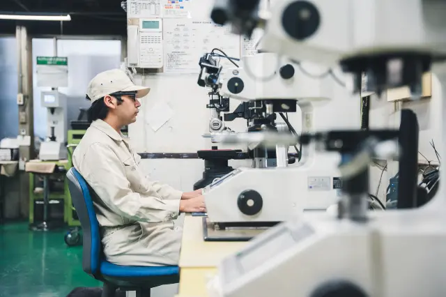 男性社員が作業する様子