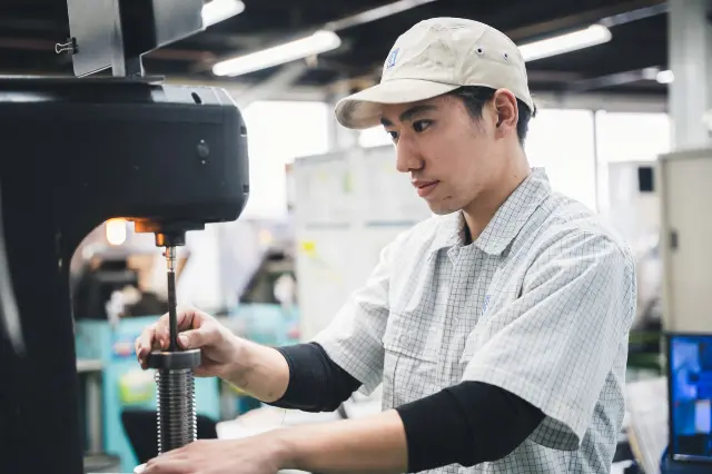 男性社員が作業する様子