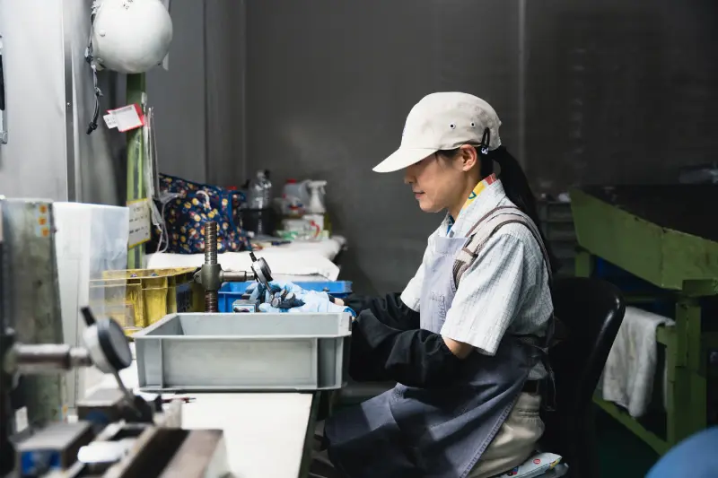 女性社員が作業する様子