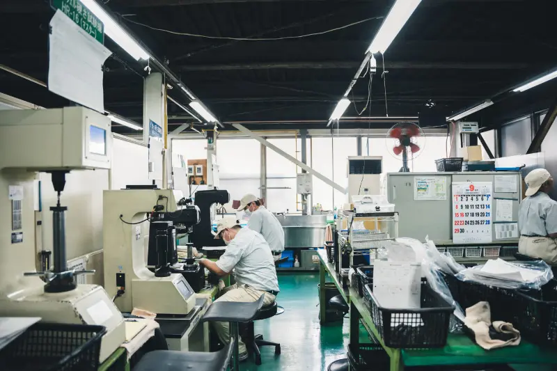 男性社員が作業する様子