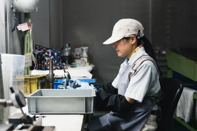 女性社員が作業する様子