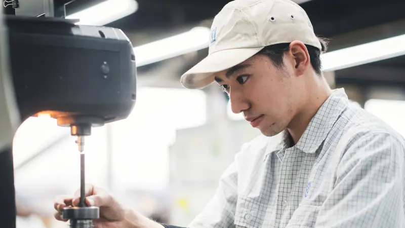 男性社員が作業する様子