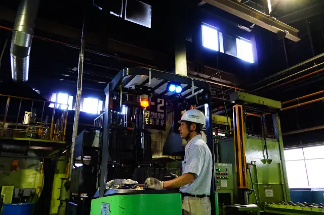 男性社員が作業する様子